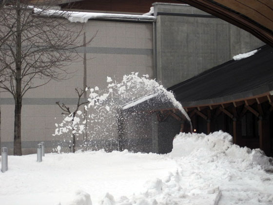 （写真）除雪しています