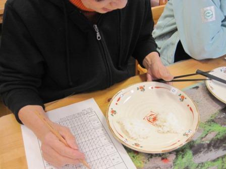 （写真）食味調査、真剣です