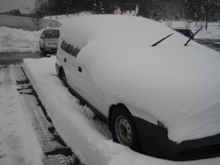 （写真）雪に埋もれていた車も姿が見えてきました
