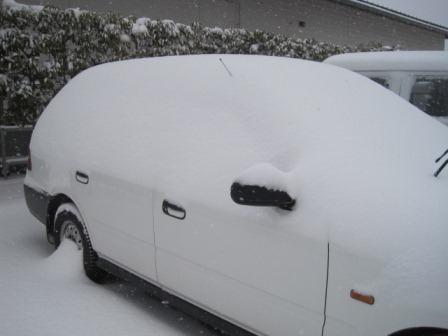 （写真）車に積もった雪
