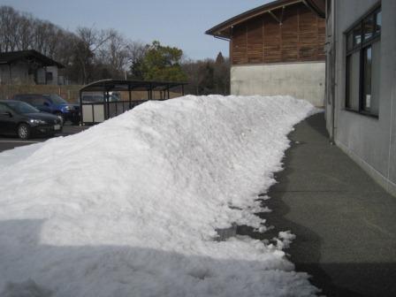 （写真）屋根からずり落ちた雪の残り
