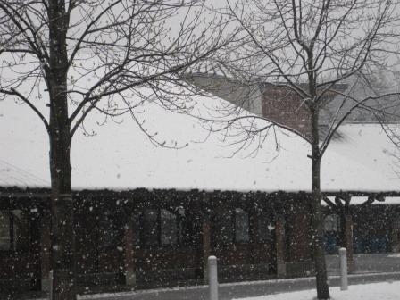 （写真）センター事務室の屋根にも雪