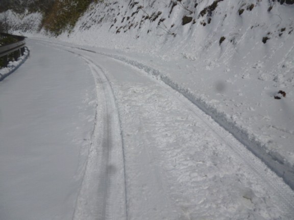 （写真）雪の草峠林道