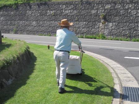 （写真）芝刈り中