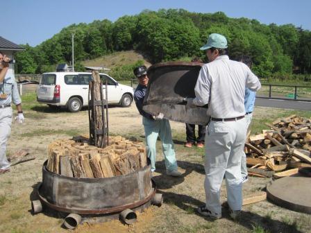 （写真）組み立て中