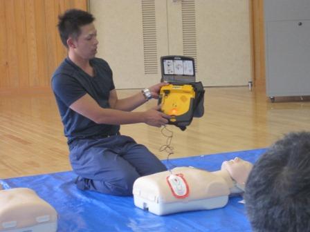 （写真）AEDの操作指導