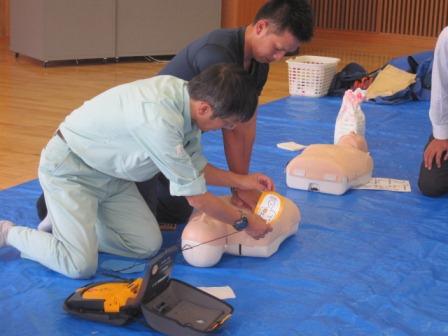（写真）AEDの使い方実践