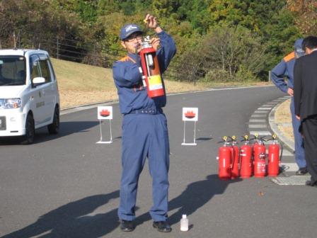 （写真）消火器の使い方説明１