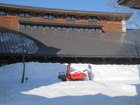 （写真）雪の山の除雪風景その１