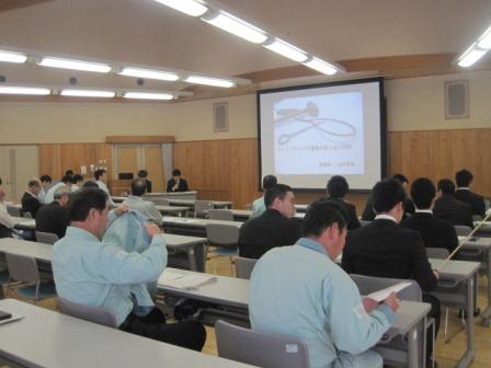 （写真）大会議室にて