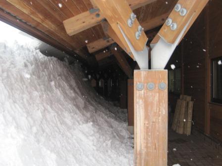 （写真）屋根からの雪でこんな感じになりました
