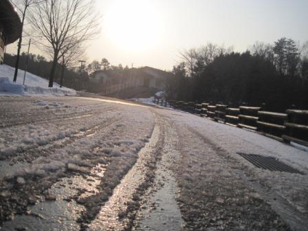 （写真）道に雪をちらして