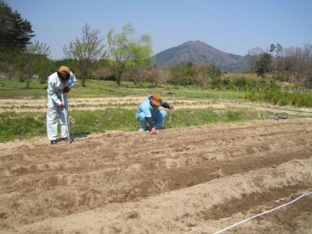 （写真）便利な道具で穴開け