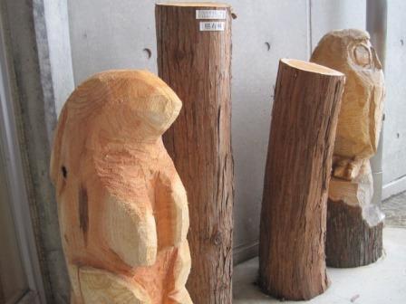 木彫りのフクロウとウサギ
