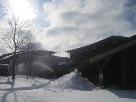 事務室屋根前除雪中