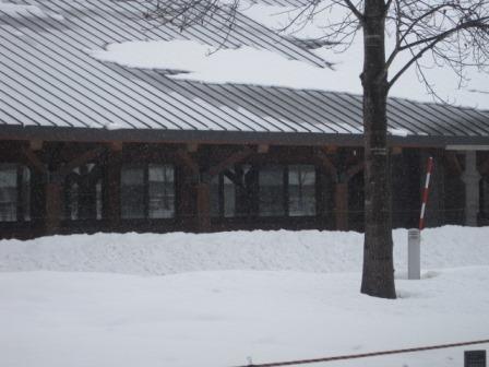 （写真）事務室屋根下の雪