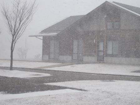 （写真）外は雪