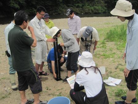 （写真）透視度計の使い方