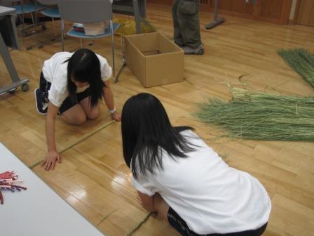 （写真）しめ縄づくりの様子