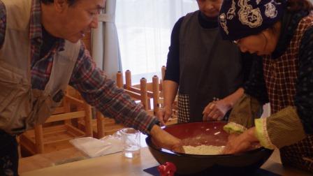 （写真）そば打ち体験実習の様子