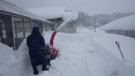 （写真）除雪中