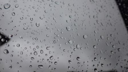 （写真）窓にも雨滴