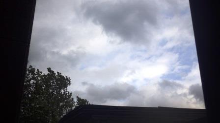 （写真）雲の動きも速いです