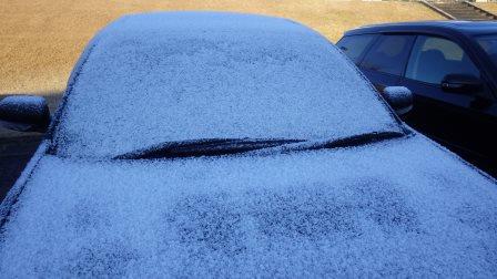 （写真）自動車に積もった雪