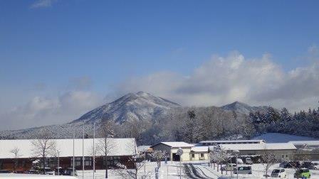 （写真）センターから見える琴引山