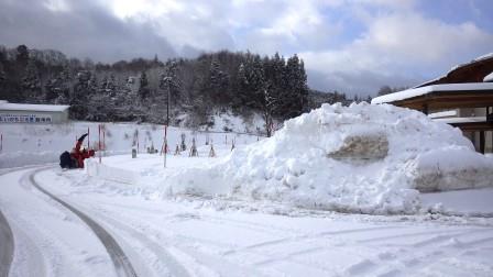 （写真）除雪の雪山