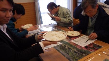 （写真）お米の食味試験中