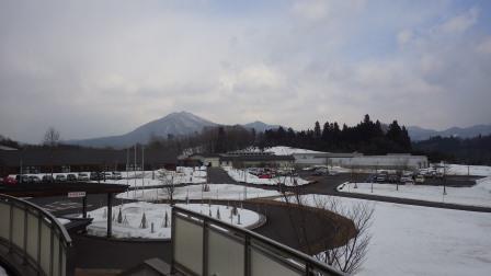 （写真）センターから見える琴引山