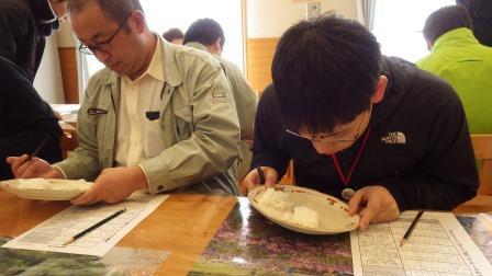 （写真）食味調査の様子２