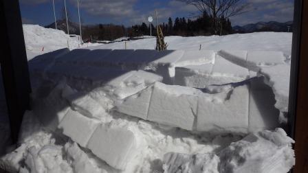 （写真）屋根からの落雪