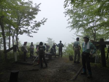 写真途中の展望台ですが霧で視界不良です