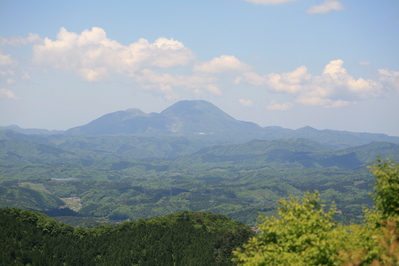 写真１林道から眺める三瓶山