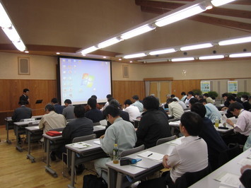 講演会の様子。嶋田所長。