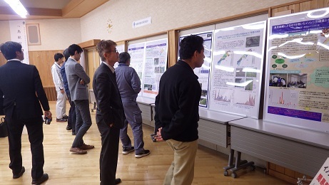 （写真３）展示パネル閲覧の様子