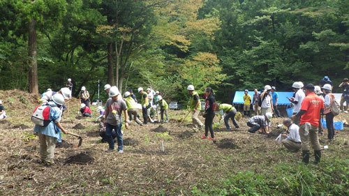 植樹会場にて記念植樹の様子