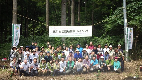 植樹後の記念撮影の様子