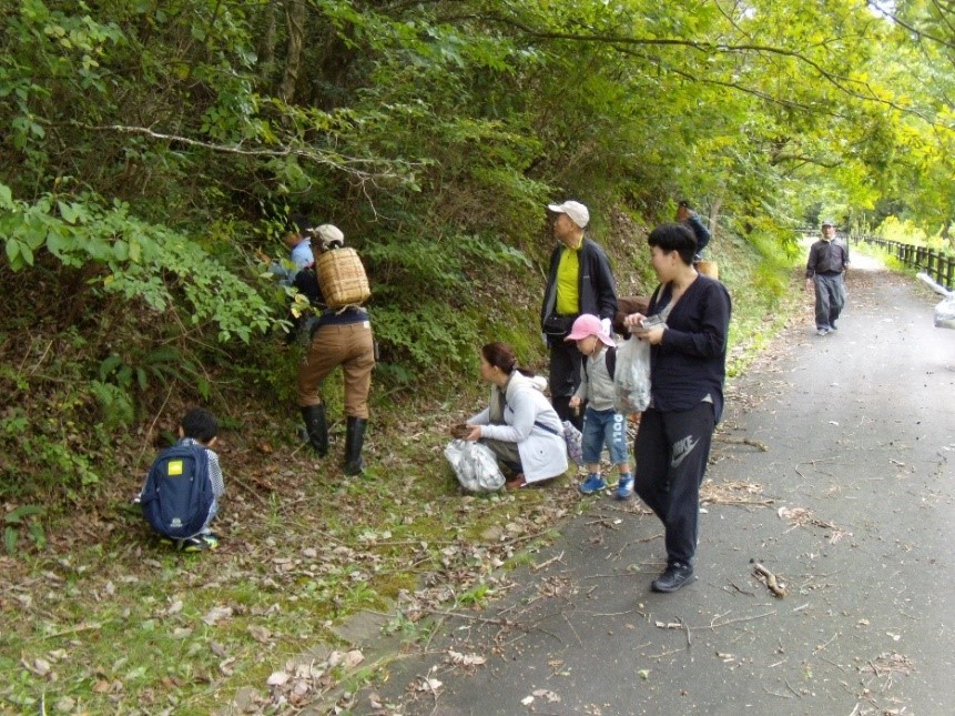 （写真）散策の様子