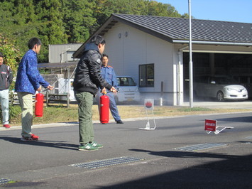 消化器による消火訓練の様子