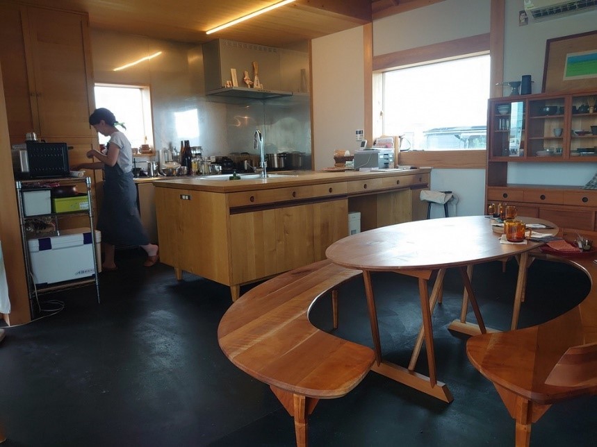 （写真）オーナーご自宅の木製オープンキッチン