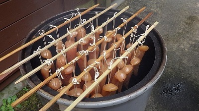 ペール缶を使ったくん製作りの様子