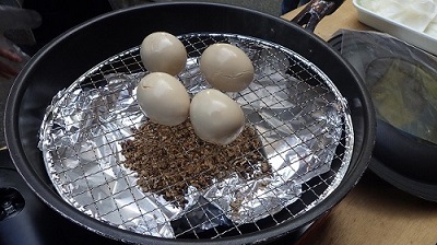 フライパンで作るくん製作りの様子