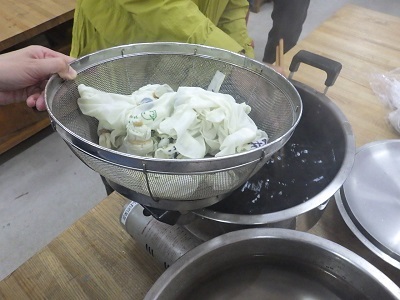 染色液から取り出した布の画像