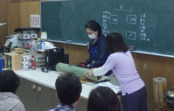 もりふれ倶楽部さんによる竹筒加工の実演の画像