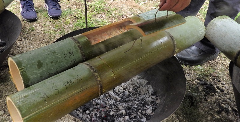 炊きあがった竹筒ご飯の画像