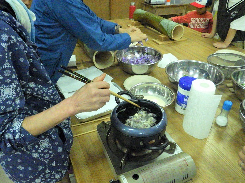 フジの花を天ぷらにする画像