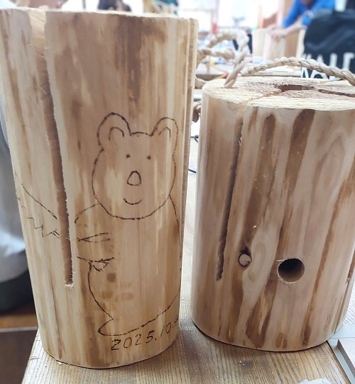 くまのイラストが描かれたトーチの画像